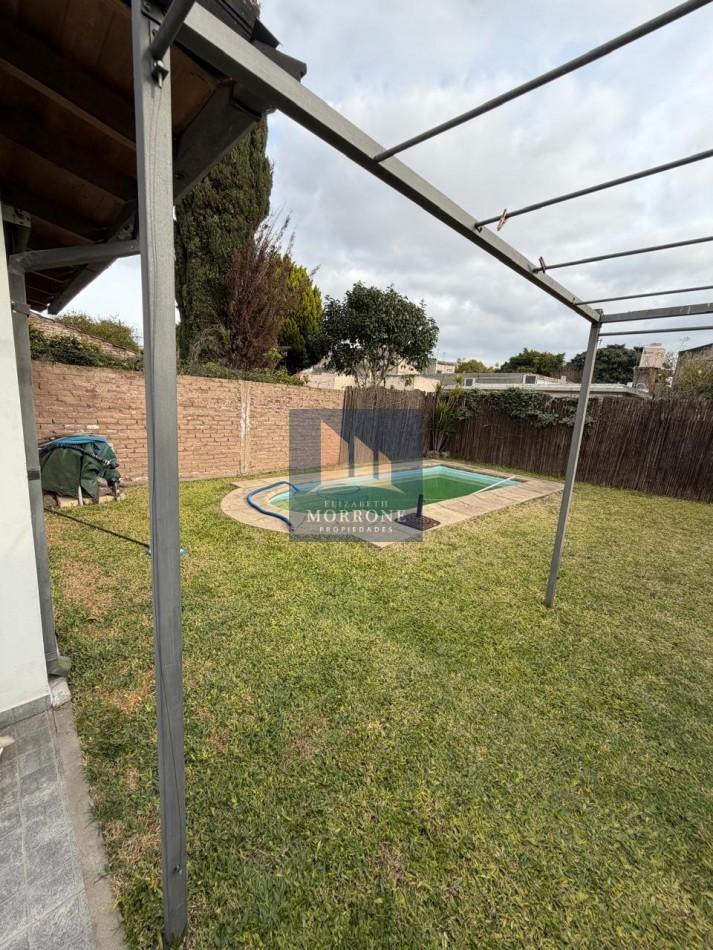 VENTA HERMOSA CASA PLANTA BAJA, EXCELENTE ESTADO TRES AMBIENTES, PARQUE Y PILETA -ZEBALLOS 655 TEMPERLEY-