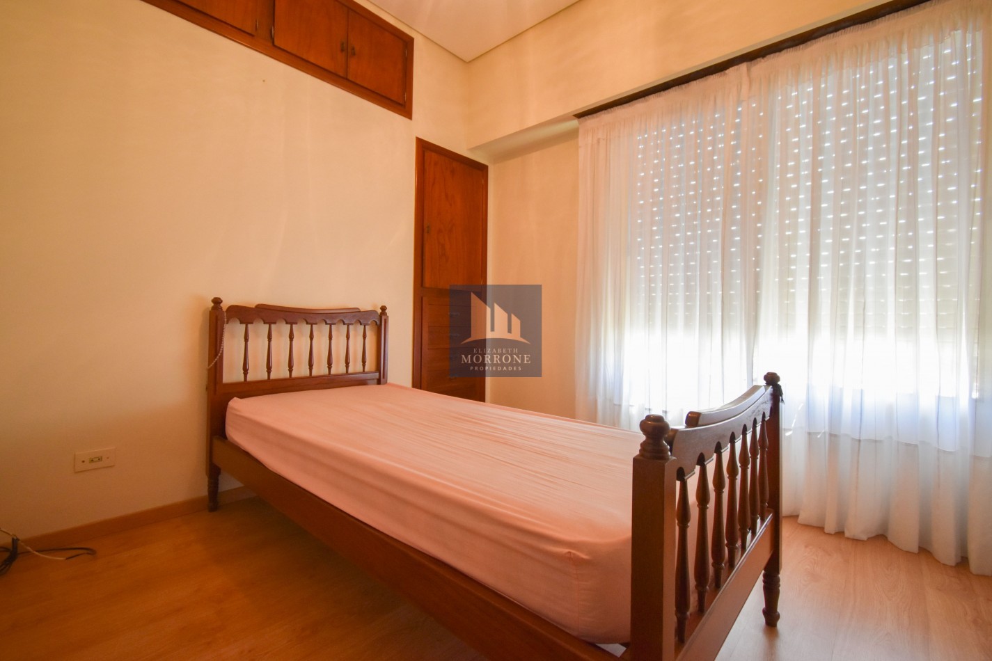 VENTA IMPRESIONANTE CHALET DE CATEGORIA, CON LA COCINA COMPLETAMENTE REMODELADA, 4 DORMITORIOS, LA CASA SE VENDE TOTALMENTE AMUEBLADA, CANGALLO 1400 -TEMPERLEY-