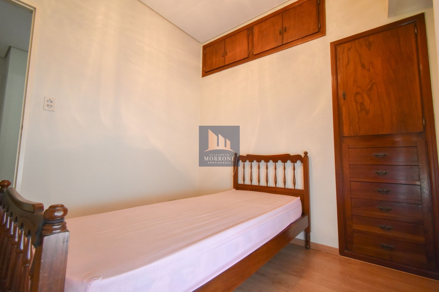VENTA IMPRESIONANTE CHALET DE CATEGORIA, CON LA COCINA COMPLETAMENTE REMODELADA, 4 DORMITORIOS, LA CASA SE VENDE TOTALMENTE AMUEBLADA, CANGALLO 1400 -TEMPERLEY-
