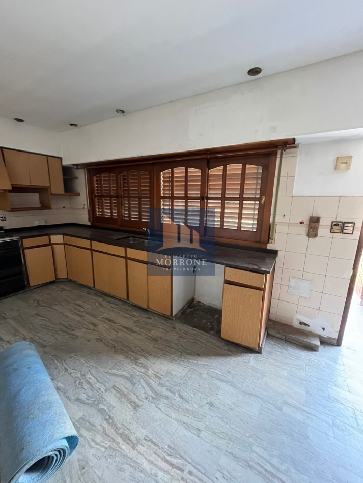 IMPORTANTE CHALET DE CATEGORIA CON 3 DORMITORIOS, SOTANO PARA VARIOS AUTOS Y PARQUE, LA CALANDRIA 4000 -SAN JOSE-