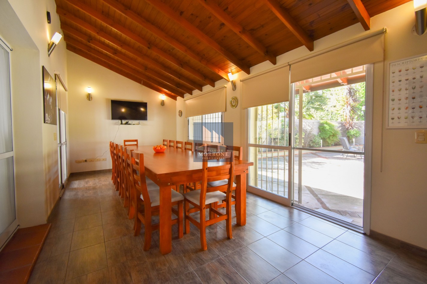 VENTA IMPRESIONANTE CHALET DE CATEGORIA, CON LA COCINA COMPLETAMENTE REMODELADA, 4 DORMITORIOS, LA CASA SE VENDE TOTALMENTE AMUEBLADA, CANGALLO 1400 -TEMPERLEY-