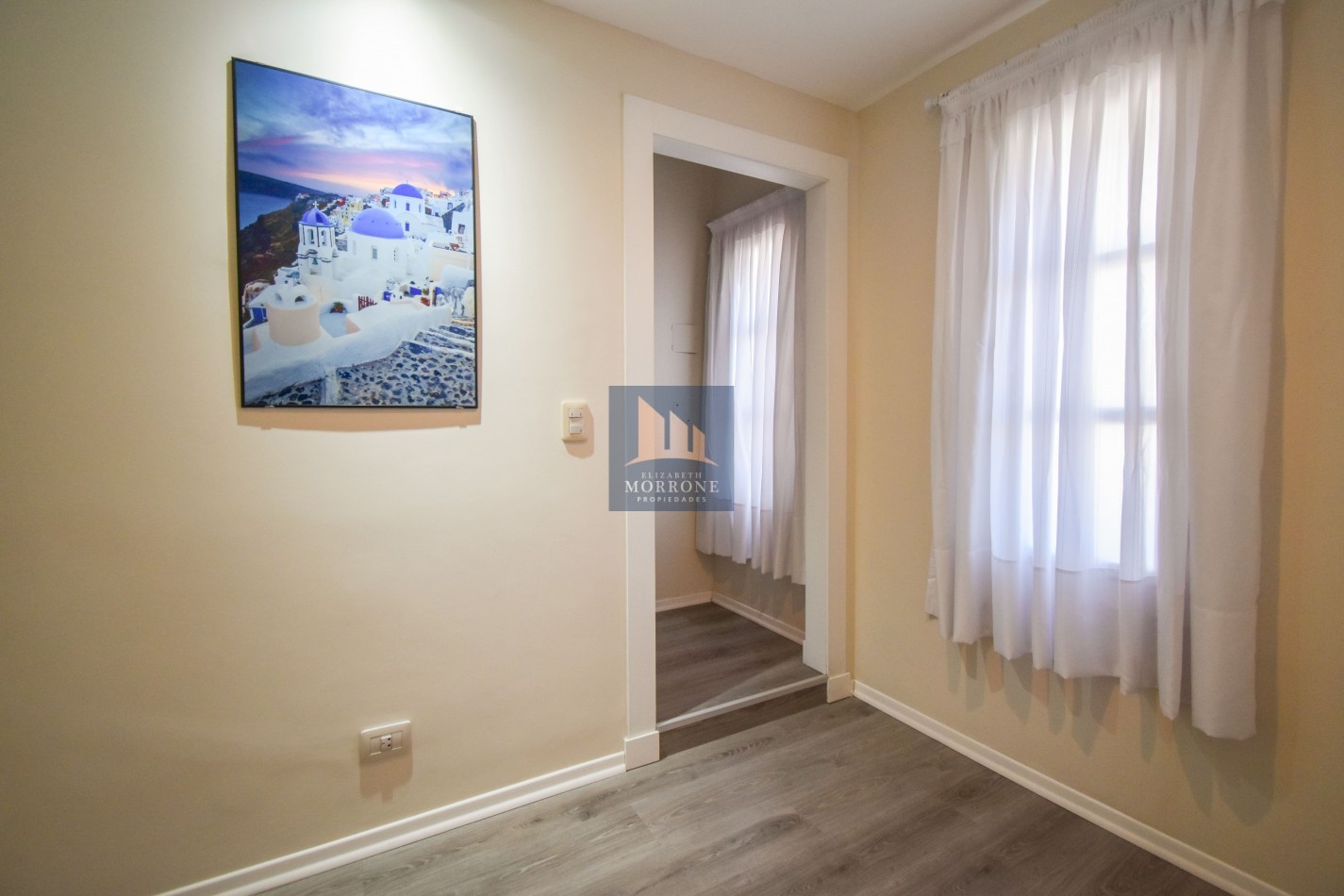 VENTA IMPRESIONANTE CHALET DE CATEGORIA, CON LA COCINA COMPLETAMENTE REMODELADA, 4 DORMITORIOS, LA CASA SE VENDE TOTALMENTE AMUEBLADA, CANGALLO 1400 -TEMPERLEY-