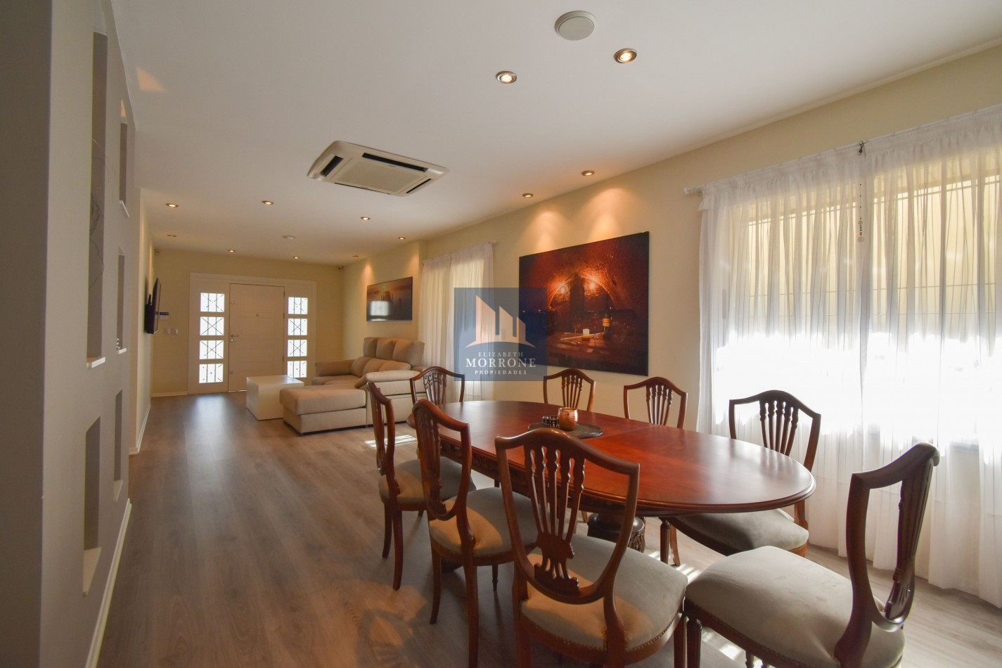 VENTA IMPRESIONANTE CHALET DE CATEGORIA, CON LA COCINA COMPLETAMENTE REMODELADA, 4 DORMITORIOS, LA CASA SE VENDE TOTALMENTE AMUEBLADA, CANGALLO 1400 -TEMPERLEY-