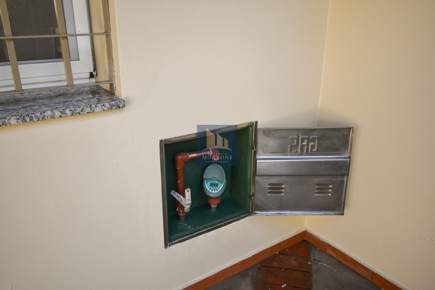 VENTA IMPRESIONANTE CHALET DE CATEGORIA, CON LA COCINA COMPLETAMENTE REMODELADA, 4 DORMITORIOS, LA CASA SE VENDE TOTALMENTE AMUEBLADA, CANGALLO 1400 -TEMPERLEY-