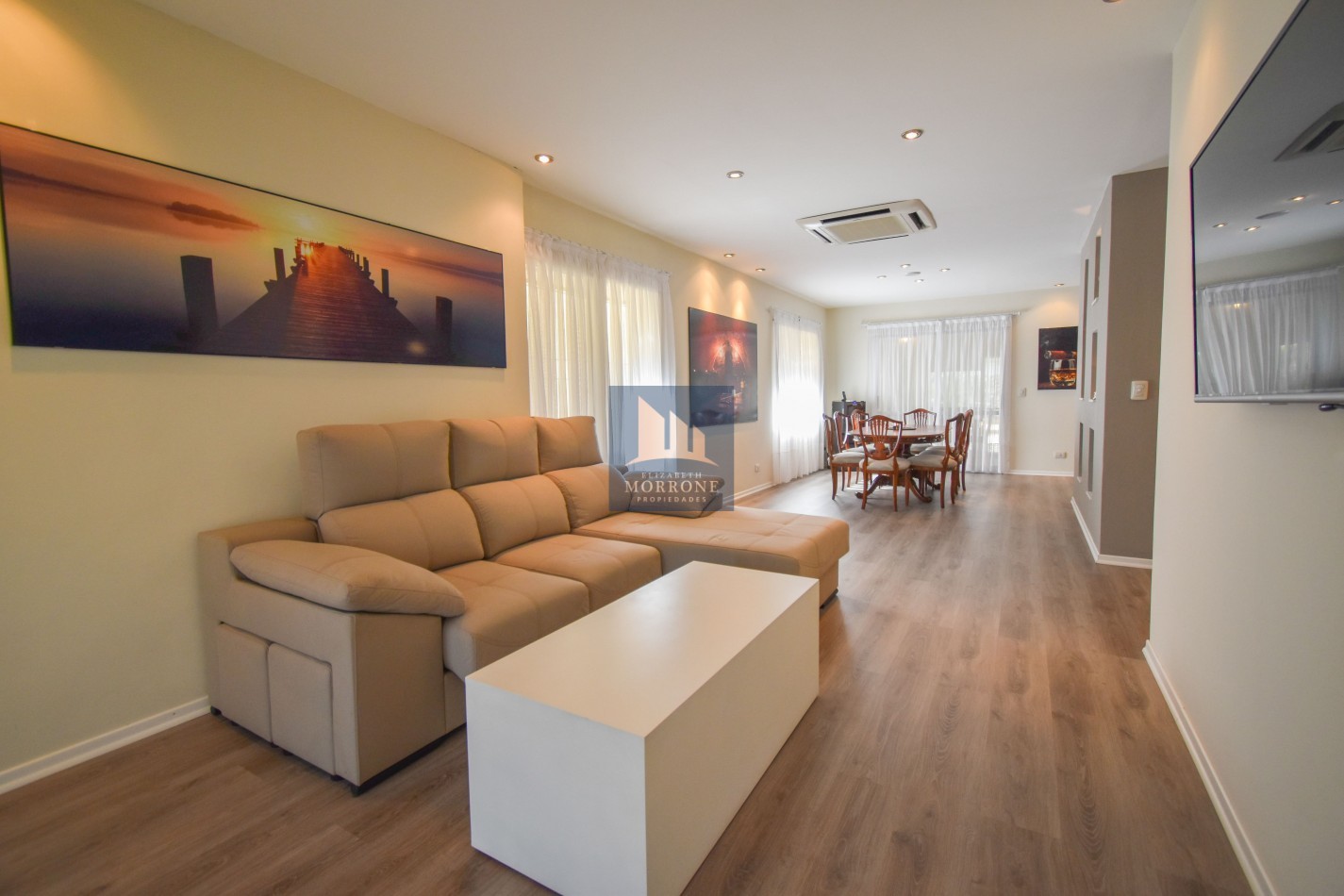 VENTA IMPRESIONANTE CHALET DE CATEGORIA, CON LA COCINA COMPLETAMENTE REMODELADA, 4 DORMITORIOS, LA CASA SE VENDE TOTALMENTE AMUEBLADA, CANGALLO 1400 -TEMPERLEY-