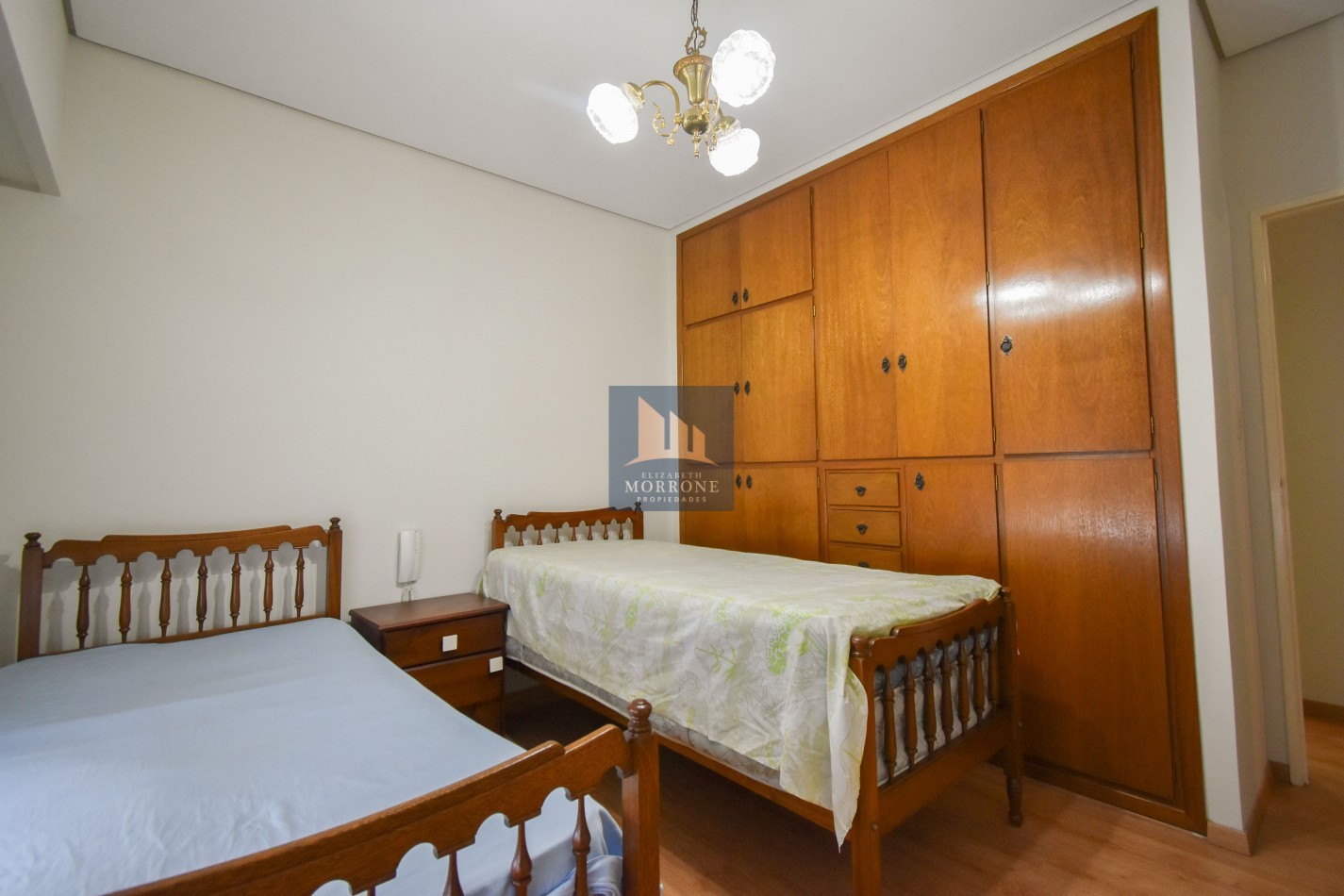 VENTA IMPRESIONANTE CHALET DE CATEGORIA, CON LA COCINA COMPLETAMENTE REMODELADA, 4 DORMITORIOS, LA CASA SE VENDE TOTALMENTE AMUEBLADA, CANGALLO 1400 -TEMPERLEY-