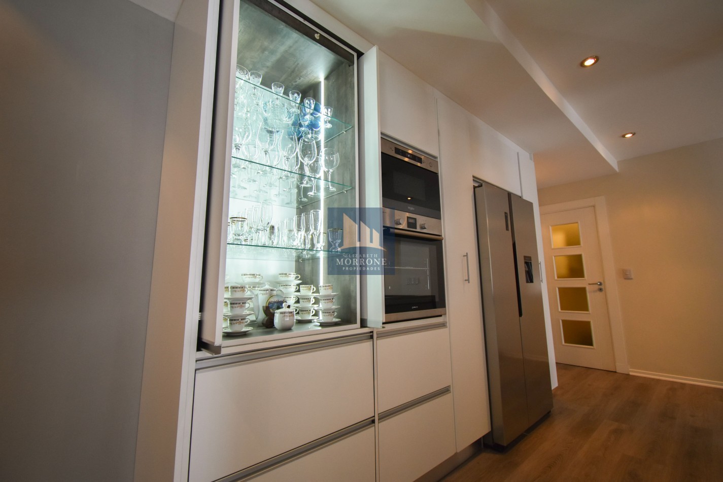 VENTA IMPRESIONANTE CHALET DE CATEGORIA, CON LA COCINA COMPLETAMENTE REMODELADA, 4 DORMITORIOS, LA CASA SE VENDE TOTALMENTE AMUEBLADA, CANGALLO 1400 -TEMPERLEY-
