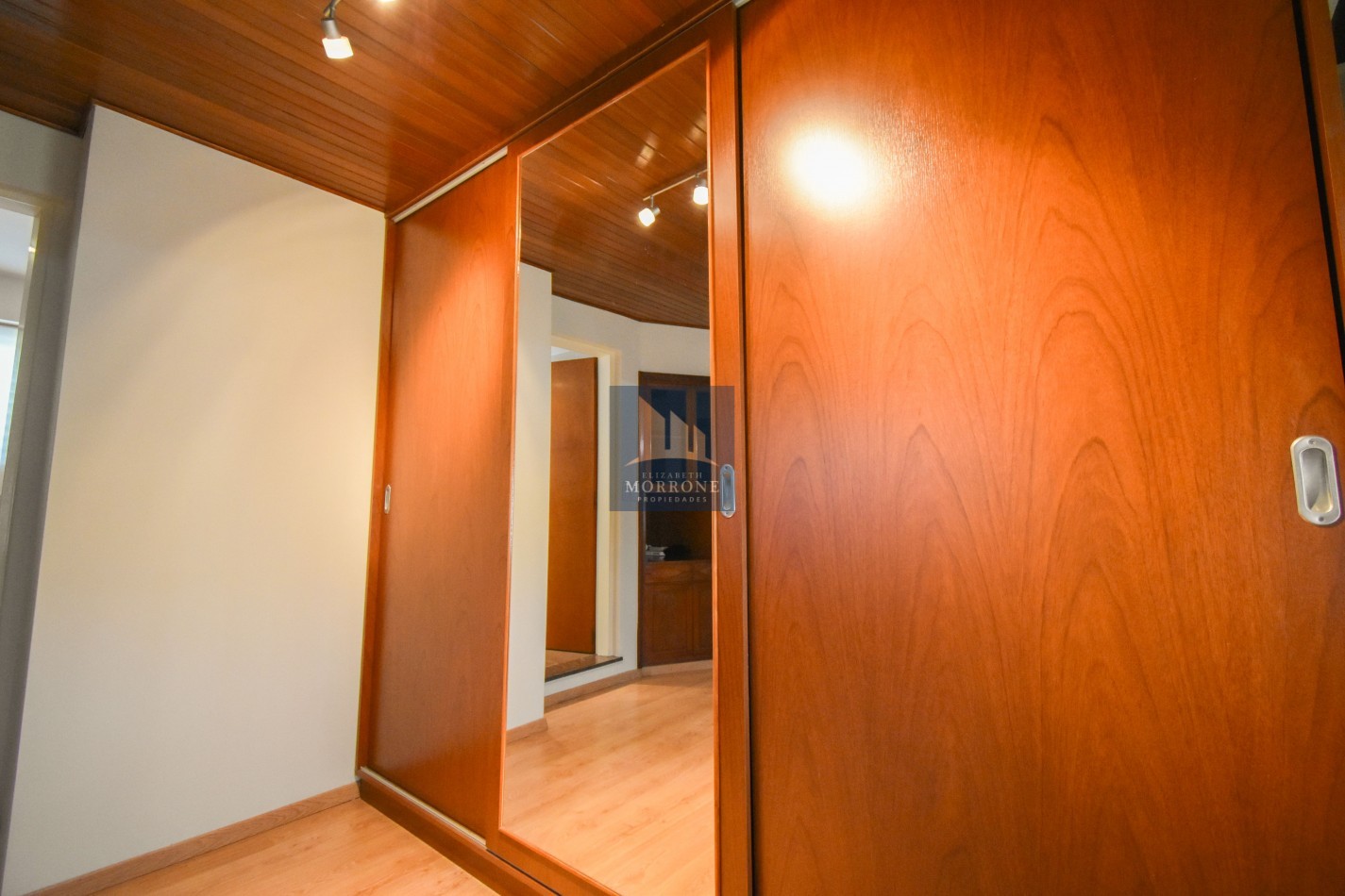 VENTA IMPRESIONANTE CHALET DE CATEGORIA, CON LA COCINA COMPLETAMENTE REMODELADA, 4 DORMITORIOS, LA CASA SE VENDE TOTALMENTE AMUEBLADA, CANGALLO 1400 -TEMPERLEY-