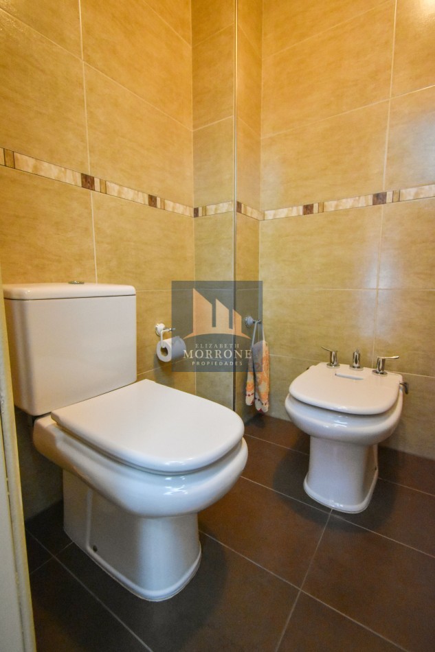 VENTA IMPRESIONANTE CHALET DE CATEGORIA, CON LA COCINA COMPLETAMENTE REMODELADA, 4 DORMITORIOS, LA CASA SE VENDE TOTALMENTE AMUEBLADA, CANGALLO 1400 -TEMPERLEY-