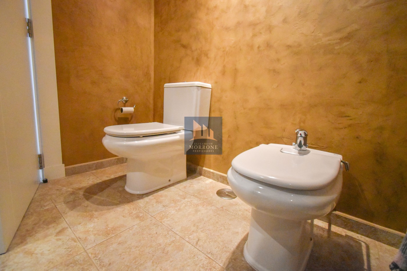 VENTA IMPRESIONANTE CHALET DE CATEGORIA, CON LA COCINA COMPLETAMENTE REMODELADA, 4 DORMITORIOS, LA CASA SE VENDE TOTALMENTE AMUEBLADA, CANGALLO 1400 -TEMPERLEY-