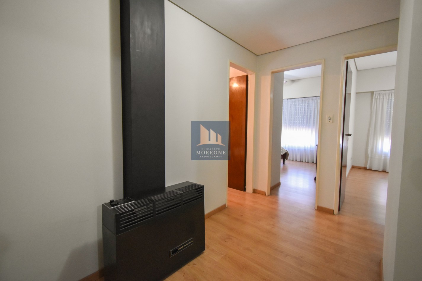 VENTA IMPRESIONANTE CHALET DE CATEGORIA, CON LA COCINA COMPLETAMENTE REMODELADA, 4 DORMITORIOS, LA CASA SE VENDE TOTALMENTE AMUEBLADA, CANGALLO 1400 -TEMPERLEY-