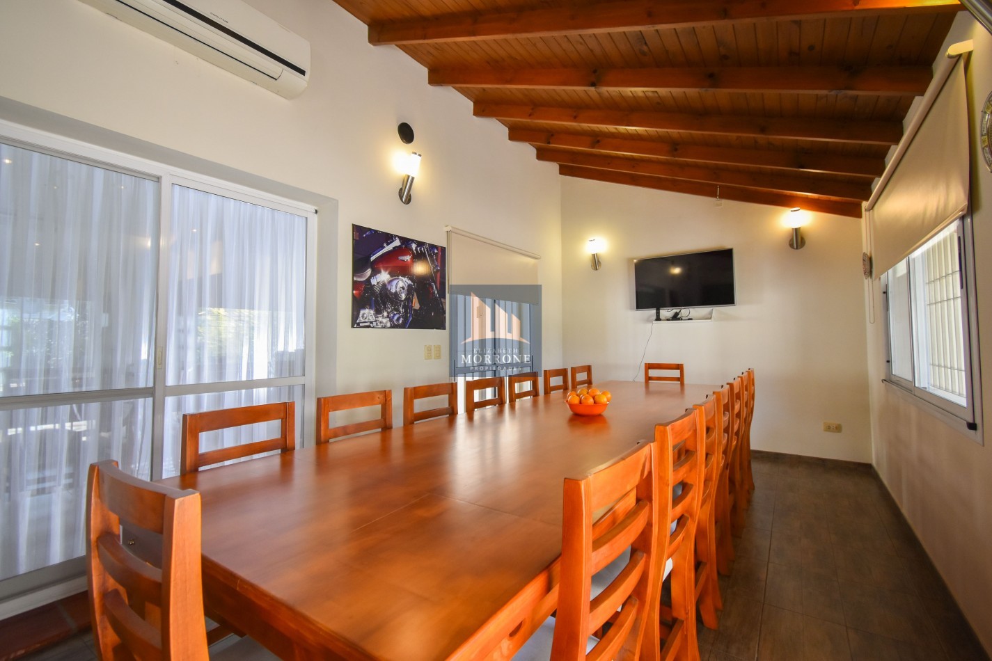 VENTA IMPRESIONANTE CHALET DE CATEGORIA, CON LA COCINA COMPLETAMENTE REMODELADA, 4 DORMITORIOS, LA CASA SE VENDE TOTALMENTE AMUEBLADA, CANGALLO 1400 -TEMPERLEY-