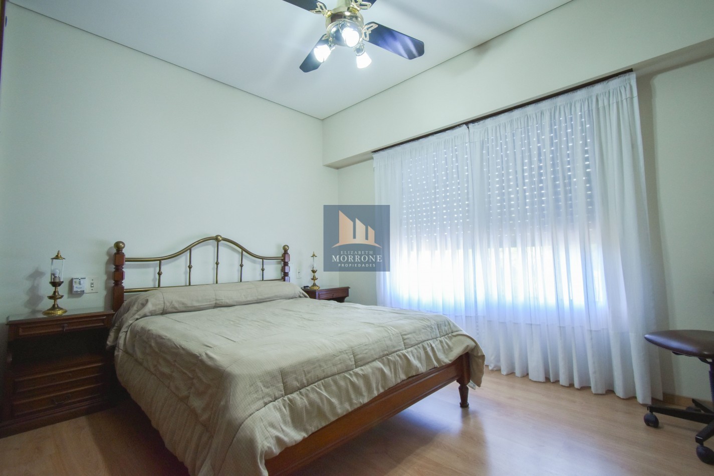 VENTA IMPRESIONANTE CHALET DE CATEGORIA, CON LA COCINA COMPLETAMENTE REMODELADA, 4 DORMITORIOS, LA CASA SE VENDE TOTALMENTE AMUEBLADA, CANGALLO 1400 -TEMPERLEY-