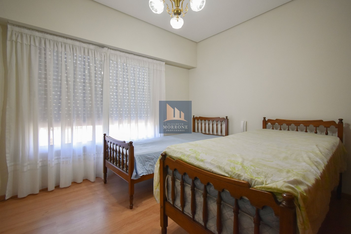 VENTA IMPRESIONANTE CHALET DE CATEGORIA, CON LA COCINA COMPLETAMENTE REMODELADA, 4 DORMITORIOS, LA CASA SE VENDE TOTALMENTE AMUEBLADA, CANGALLO 1400 -TEMPERLEY-