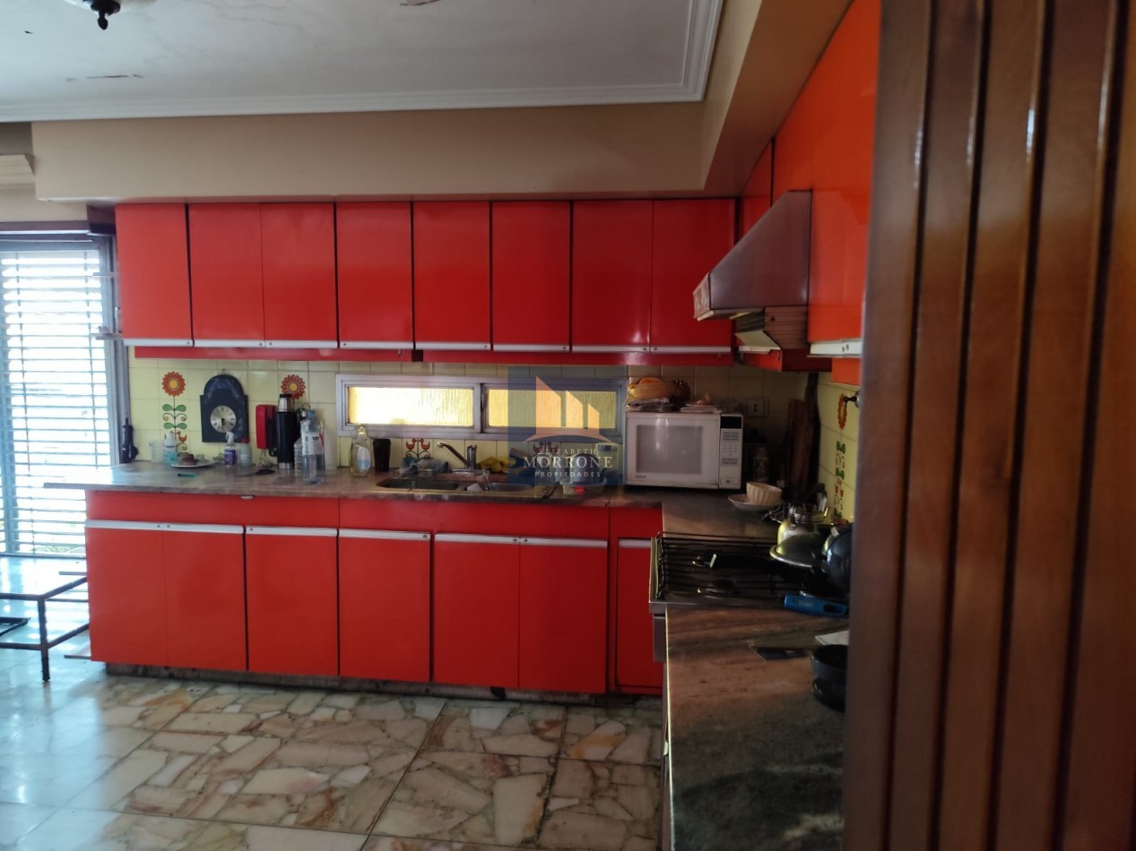 VENTA PISO COMPLETO EN EXCELENTE ZONA, DOS DORMITORIOS, TERRAZA, BALCON Y QUINCHO, AV EVA PERON 1480 -TEMPERLEY-