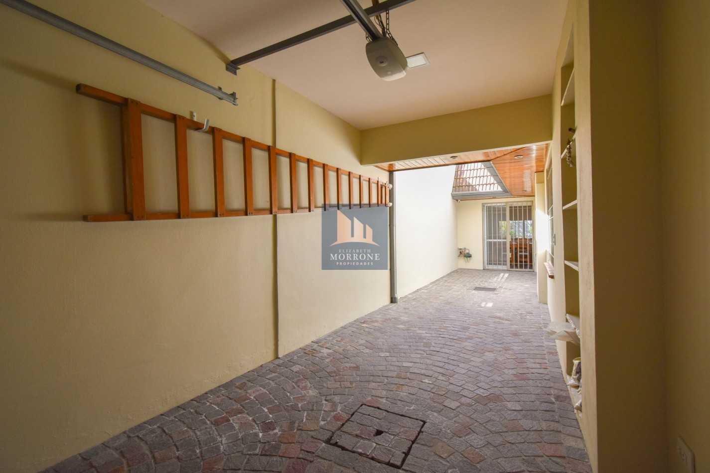 VENTA IMPRESIONANTE CHALET DE CATEGORIA, CON LA COCINA COMPLETAMENTE REMODELADA, 4 DORMITORIOS, LA CASA SE VENDE TOTALMENTE AMUEBLADA, CANGALLO 1400 -TEMPERLEY-