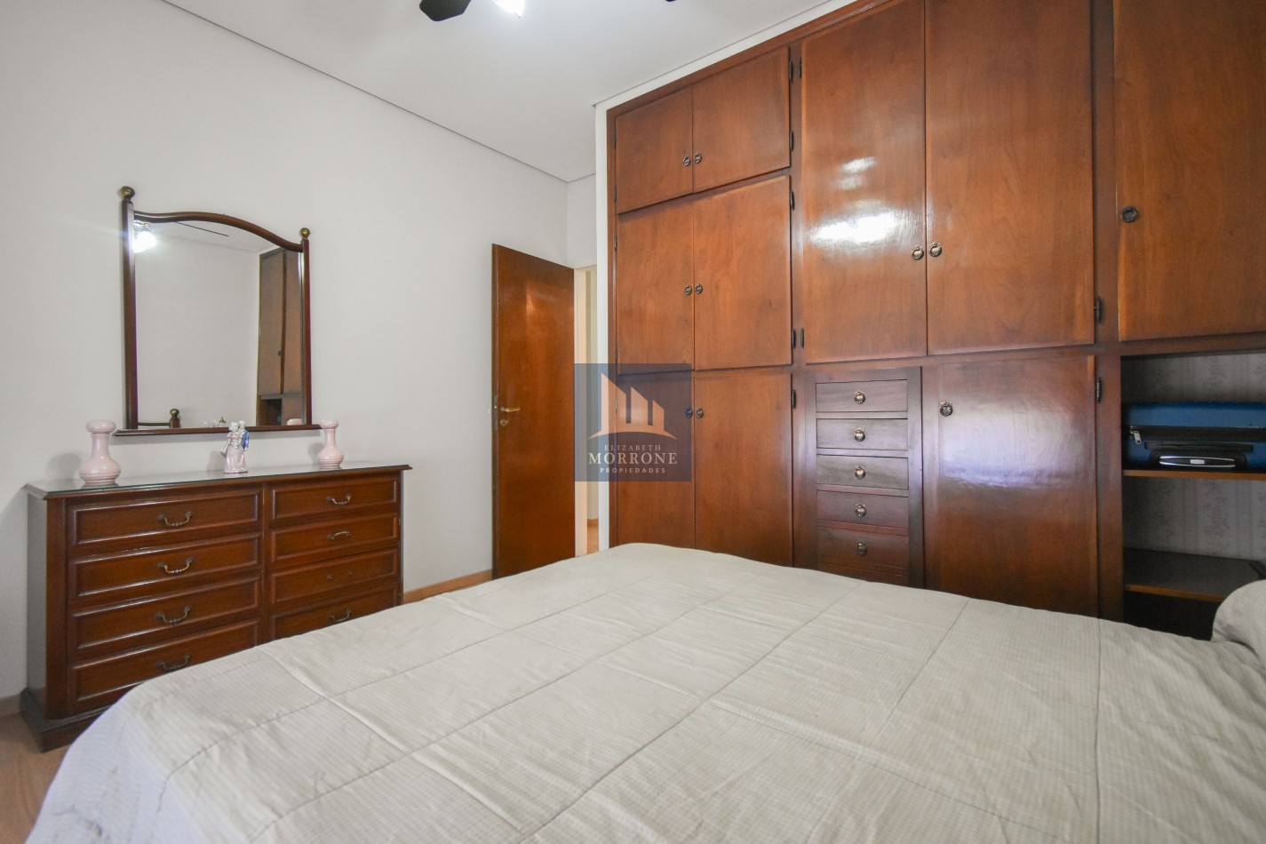 VENTA IMPRESIONANTE CHALET DE CATEGORIA, CON LA COCINA COMPLETAMENTE REMODELADA, 4 DORMITORIOS, LA CASA SE VENDE TOTALMENTE AMUEBLADA, CANGALLO 1400 -TEMPERLEY-