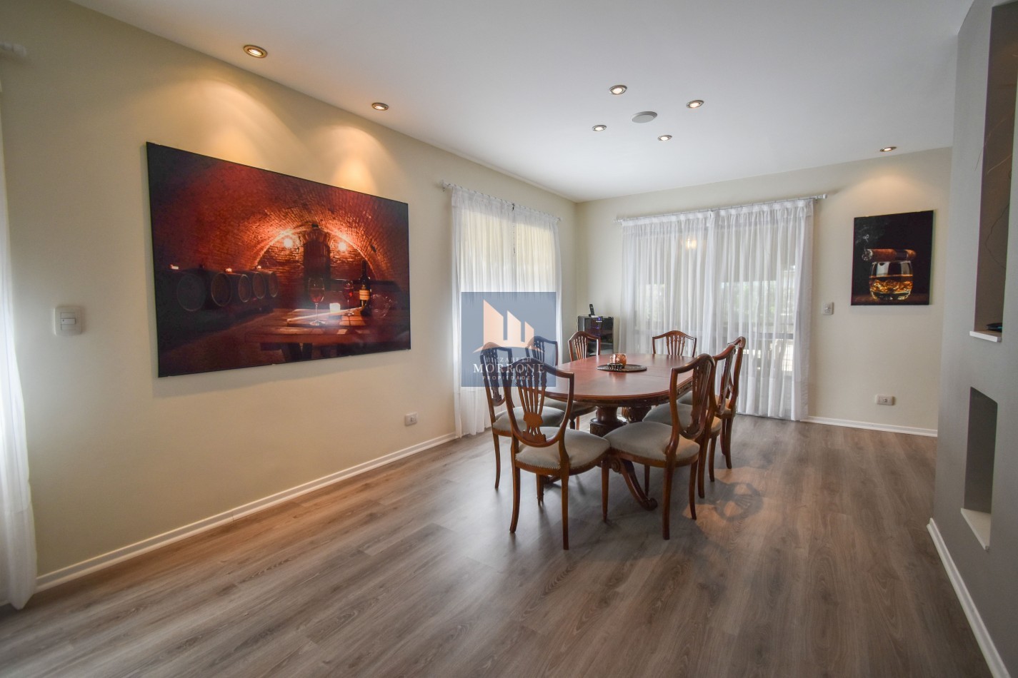 VENTA IMPRESIONANTE CHALET DE CATEGORIA, CON LA COCINA COMPLETAMENTE REMODELADA, 4 DORMITORIOS, LA CASA SE VENDE TOTALMENTE AMUEBLADA, CANGALLO 1400 -TEMPERLEY-