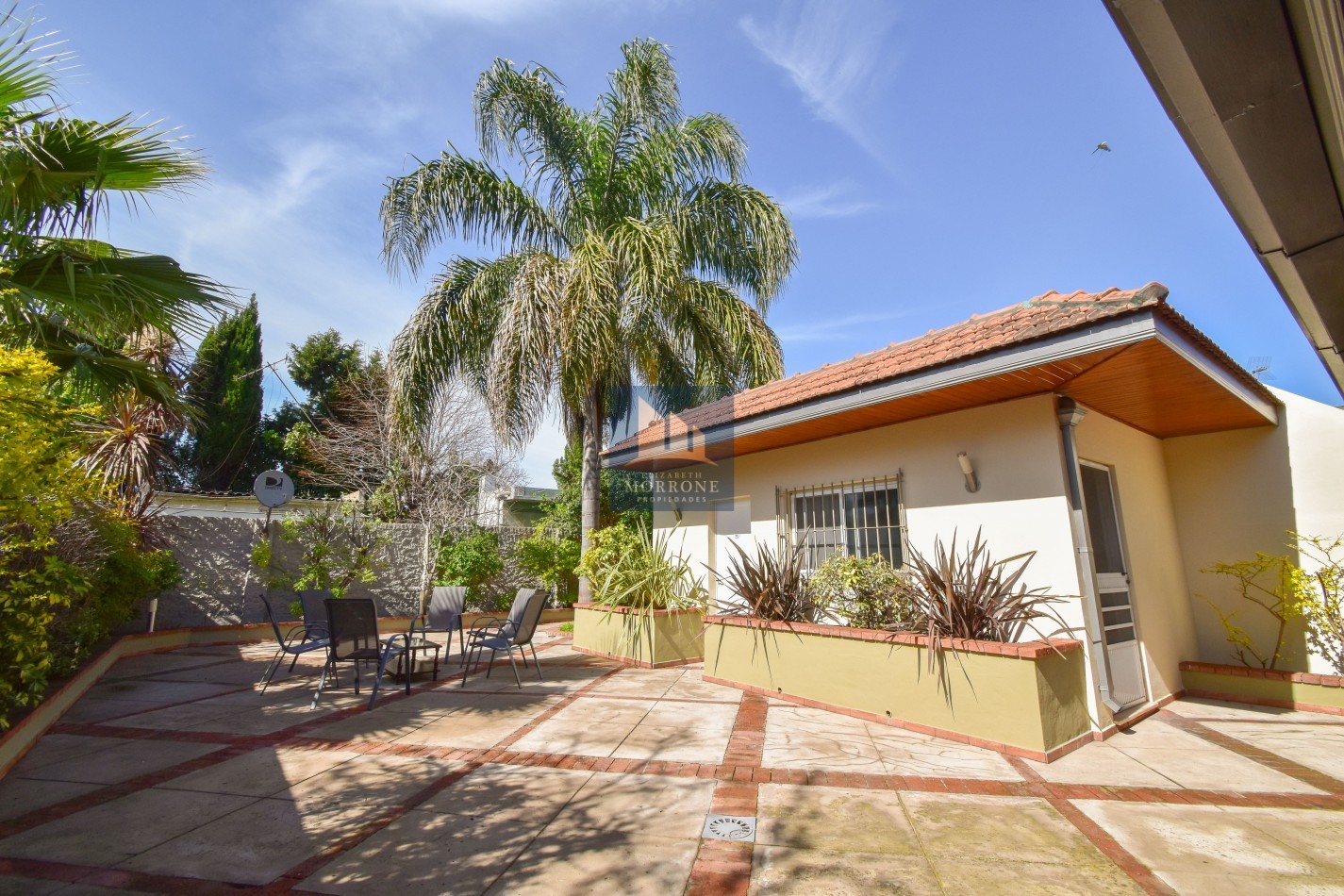 VENTA IMPRESIONANTE CHALET DE CATEGORIA, CON LA COCINA COMPLETAMENTE REMODELADA, 4 DORMITORIOS, LA CASA SE VENDE TOTALMENTE AMUEBLADA, CANGALLO 1400 -TEMPERLEY-