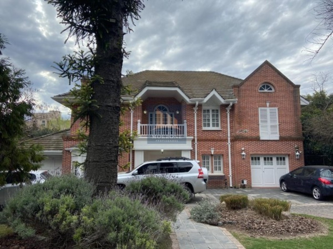HERMOSA CASA EN VENTA 380 MT2, 3 DORMITORIOS, DR M MORENO 400 -MONTE GRANDE-