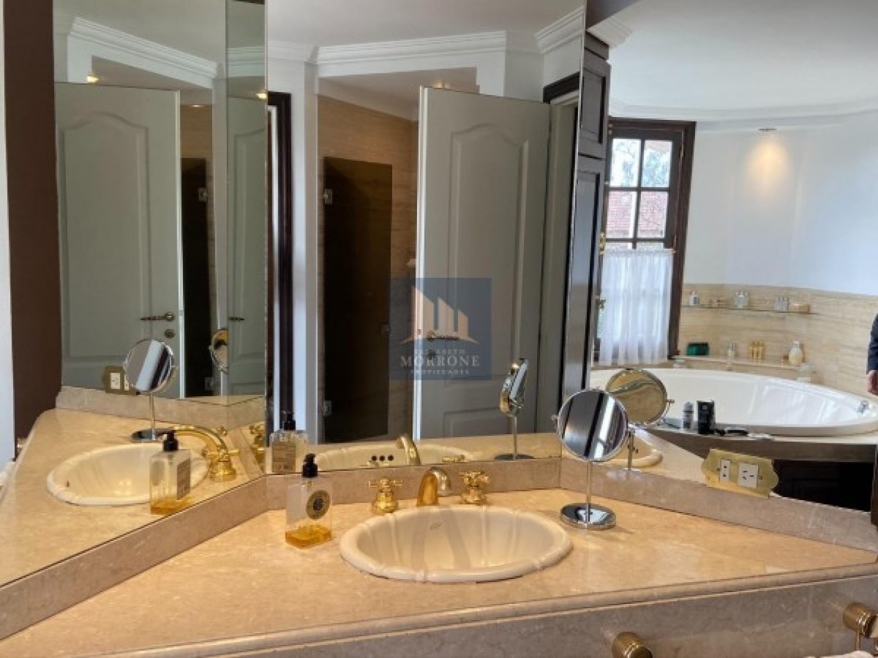 HERMOSA CASA EN VENTA 380 MT2, 3 DORMITORIOS, DR M MORENO 400 -MONTE GRANDE-