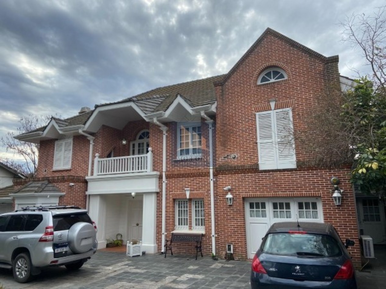 HERMOSA CASA EN VENTA 380 MT2, 3 DORMITORIOS, DR M MORENO 400 -MONTE GRANDE-