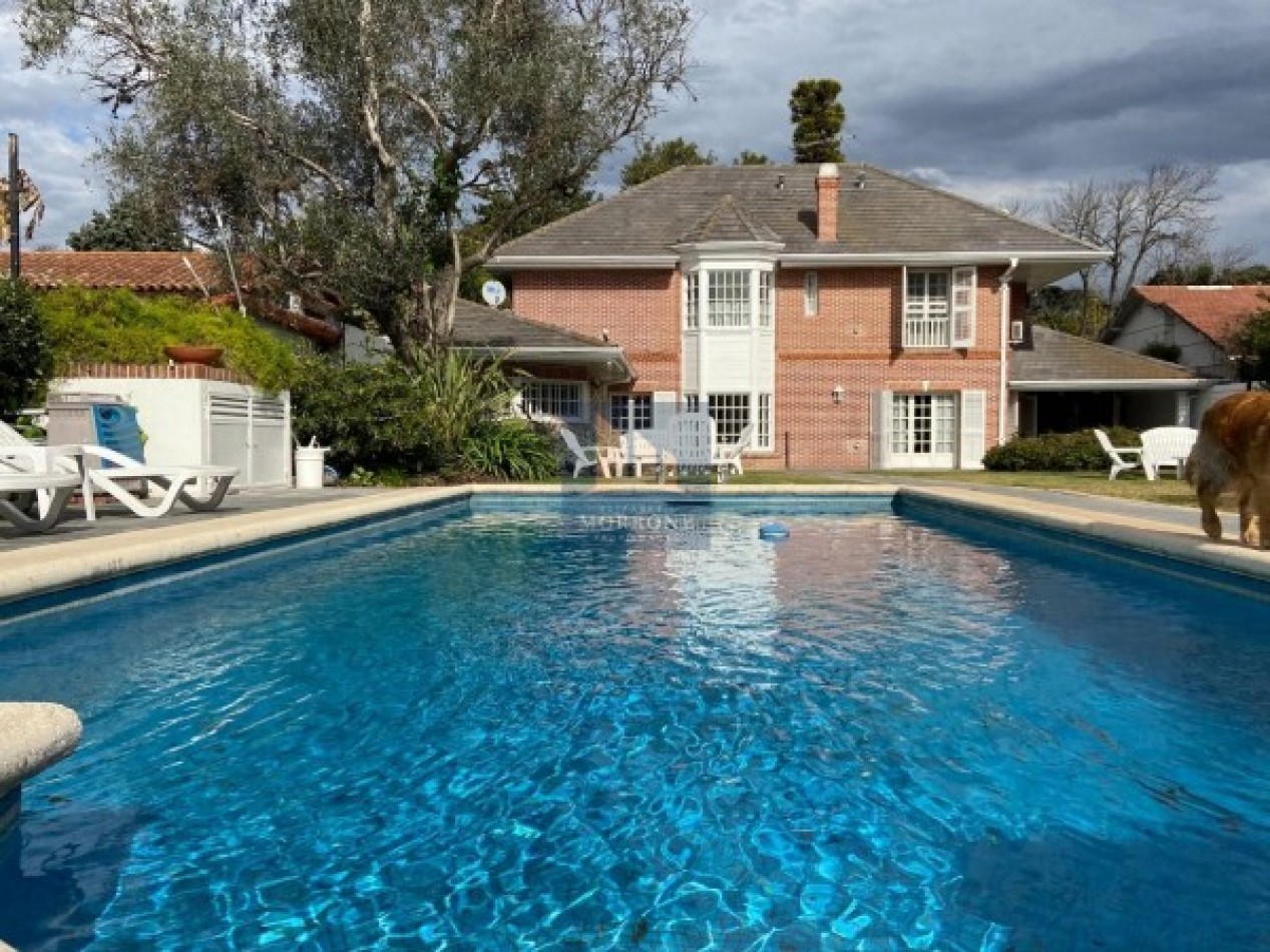 HERMOSA CASA EN VENTA 380 MT2, 3 DORMITORIOS, DR M MORENO 400 -MONTE GRANDE-