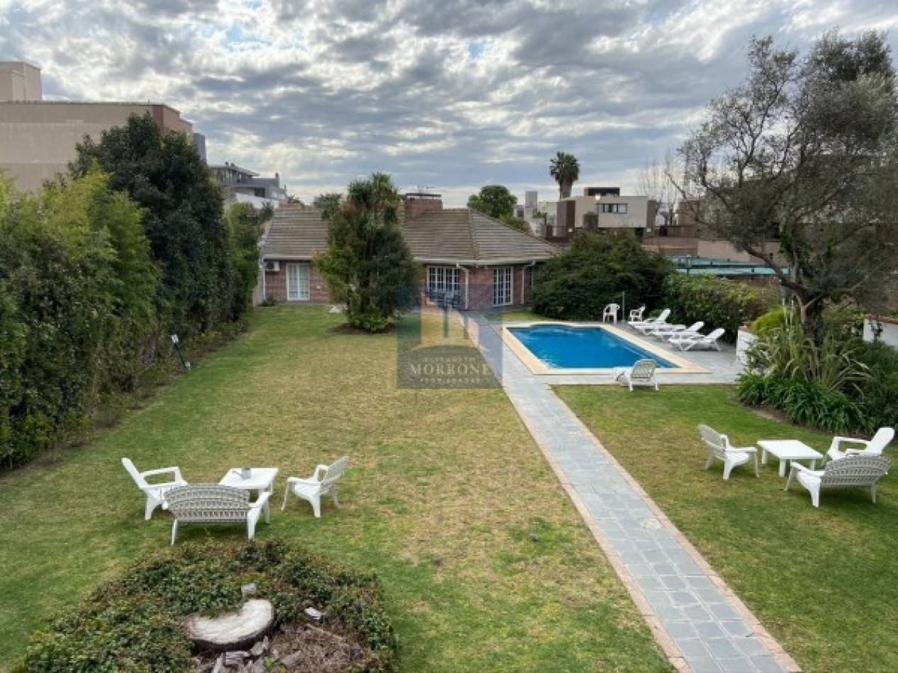 HERMOSA CASA EN VENTA 380 MT2, 3 DORMITORIOS, DR M MORENO 400 -MONTE GRANDE-