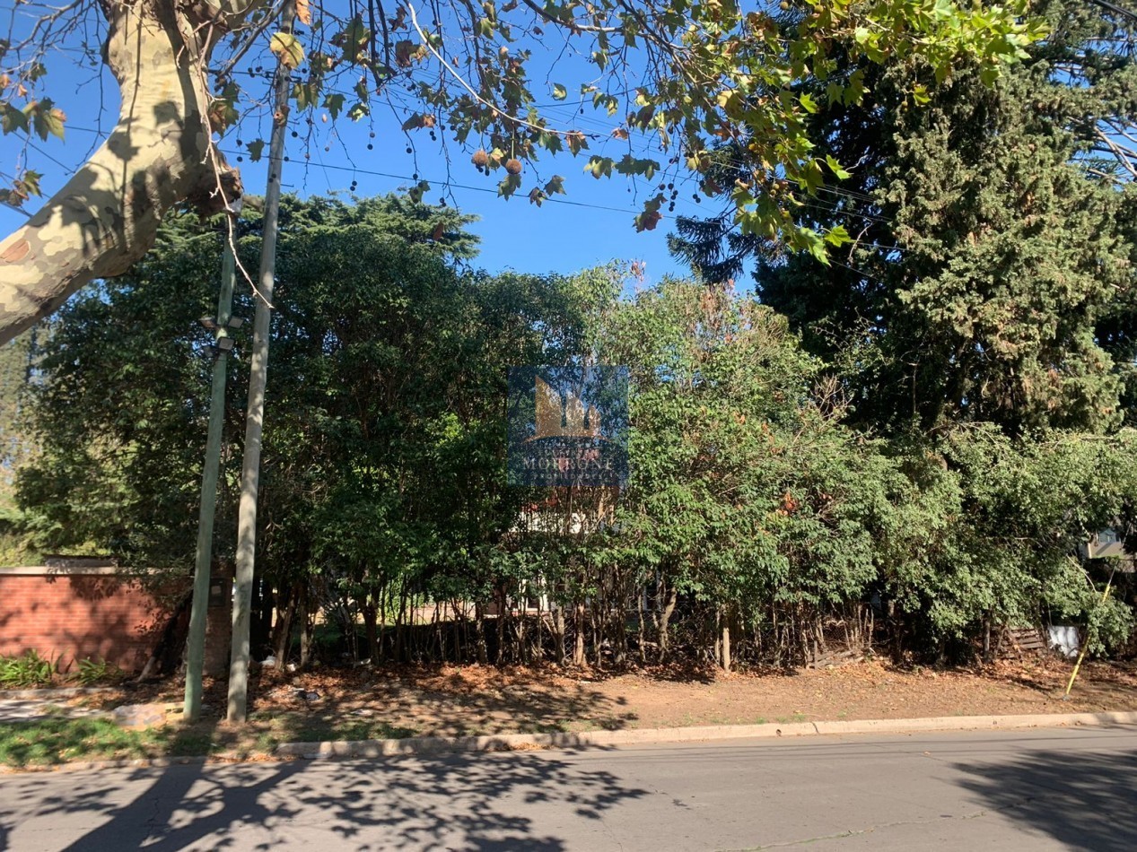   VENTA EXCELENTE LOTE CON AMPLIA CASA , IDEAL VARIOS DESTINOS 12 DE OCTUBRE 360 -MONTE GRANDE-