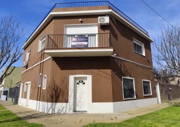 VENTA ESPECTACULAR PROPIEDAD MULTIFAMILIAR -HERMOSA CASA EN PLANTA ALTA Y DOS DEPARTAMENTOS EN PLANTA BAJA, PARQUE Y GARAJE IDEAL PARA VIVIENDA Y RENTA, MAHATMA GANDHI 1203 -TEMPERLEY-