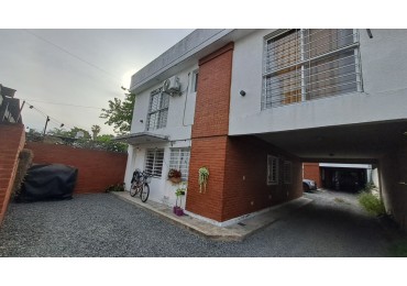 VENTA APTO CREDITO, DUPLEX 2 DORMITORIOS, PATIO INDEPENDIENTE Y LUGAR PARA GUARDAR EL AUTO DESCUBIERTO, P. IGLESIAS 200 -MONTE GRANDE-