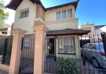 VENTA HERMOSA CASA DE 2 PLANTAS, 3 DORMITORIOS, JARDIN Y PILETA, AVELLANEDA 450 -MONTE GRANDE-