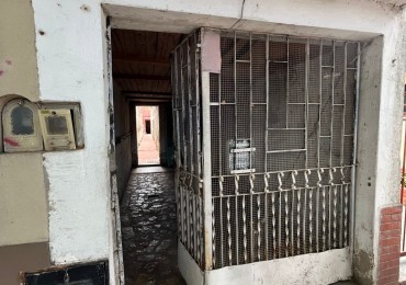 VENTA A RECICLAR, PH 3 AMBIENTES AL FONDO CON COCHERA TECHADA, EXCELENTE ZONA, A 2 CUADRAS DE AV. H. YRIGOYEN, DR MELO 4362 -REMEDIOS DE ESCALADA-