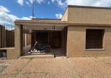 ALQUILER CASA MUY COMODA AMBIENTES, PARQUE, QUINCHO Y PILETA - PROSPERO ALLEMANDRI 1785 TEMPERLEY-