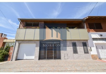 VENTA IMPRESIONANTE CHALET DE CATEGORIA, CON LA COCINA COMPLETAMENTE REMODELADA, 4 DORMITORIOS, LA CASA SE VENDE TOTALMENTE AMUEBLADA, CANGALLO 1400 -TEMPERLEY-